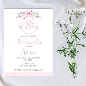Invitación de cresta rosa de acuarela, lazo rosa y monograma, invitación de cumpleaños de acuarela, despedida de soltera, invitación de baby shower
