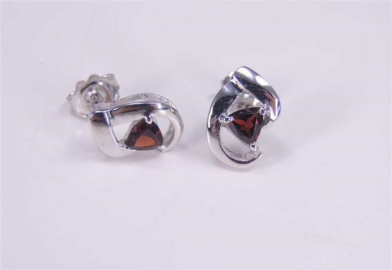 Modern 1.00 carat garnet stud earrings 925 silver earrings trillion earring