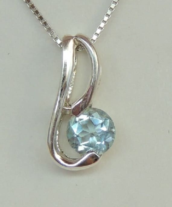 Sweet 0.56 Carat luminous blue topaz pendant 925 silver Sky blue topaz