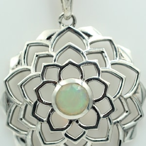 great 0.29 carat Ethiopian Opal pendant 925 silver necklace chain Welo Opal