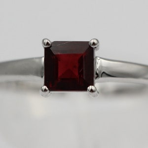 Elegant 1.15 carat garnet ring 925 silver finger ring blood red size 7 / 15 / 45