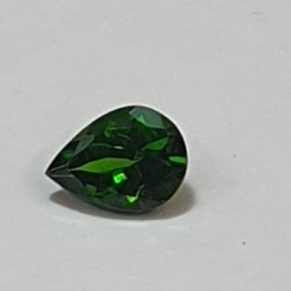 0,69 Carat Chromdiopsid aus Russland Tropfen Schliff AAA Qualitat 7 x 5 mm