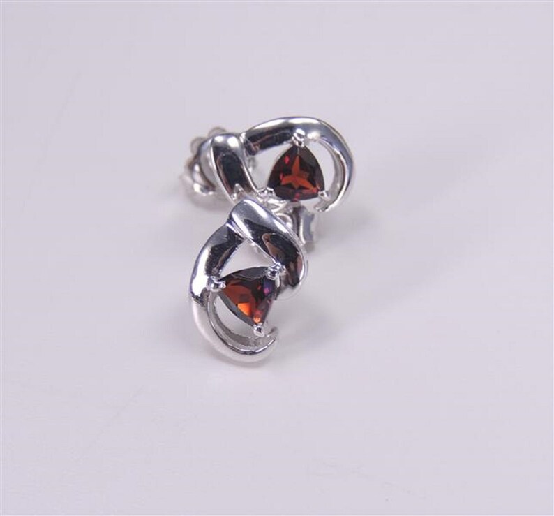 Modern 1.00 carat garnet stud earrings 925 silver earrings trillion earring