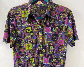Vintage Paisley Top in Lindgrün und Magenta, Kurzarm, tailliert, 100 Prozent Polyester, Größe L, Groovy Style der 1970er Jahre