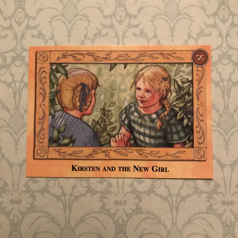 K&ouml;nnte beinhalten: Eine Vintage-Sammelkarte mit zwei jungen M&auml;dchen in einem gr&uuml;n-braunen Rahmen. Die Karte tr&auml;gt den Text "Kirsten and the New Girl" unten.