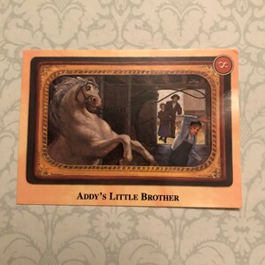 K&ouml;nnte beinhalten: Eine Illustration im Vintage-Stil eines wei&szlig;en Pferdes, das sich in einer Scheune aufb&auml;umt. Ein kleiner Junge steht im Scheunentor und schaut das Pferd an. Das Bild ist in Gold gerahmt und tr&auml;gt den Text "Addy's Little Brother" unten.