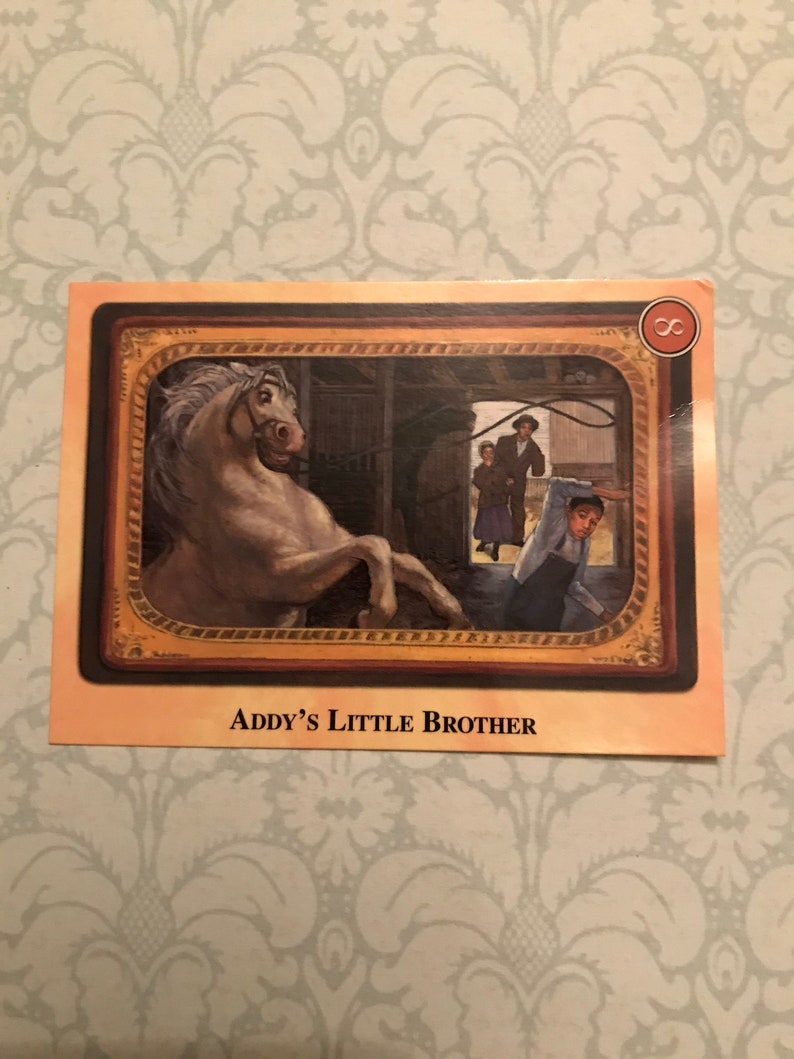K&ouml;nnte beinhalten: Eine Illustration im Vintage-Stil eines wei&szlig;en Pferdes, das sich in einer Scheune aufb&auml;umt. Ein kleiner Junge steht im Scheunentor und schaut das Pferd an. Das Bild ist in Gold gerahmt und tr&auml;gt den Text "Addy's Little Brother" unten.
