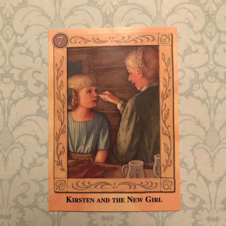 K&ouml;nnte beinhalten: Eine Karte aus der Buchreihe "Kirsten", die eine Illustration von zwei M&auml;dchen in einer Holzh&uuml;tte zeigt. Die Karte ist mit "7" nummeriert und tr&auml;gt den Titel "Kirsten und das neue M&auml;dchen".