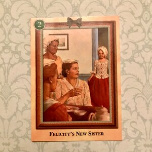 K&ouml;nnte beinhalten: Eine Karte im Vintage-Stil mit einem Bild von vier Frauen in einem Raum. Die Karte hat eine gr&uuml;ne Nummer "2" in einem Kreis oben links. Der Text "Felicity's New Sister" ist unten auf der Karte gedruckt.