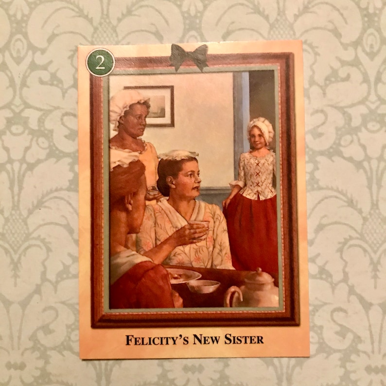 K&ouml;nnte beinhalten: Eine Karte im Vintage-Stil mit einem Bild von vier Frauen in einem Raum. Die Karte hat eine gr&uuml;ne Nummer "2" in einem Kreis oben links. Der Text "Felicity's New Sister" ist unten auf der Karte gedruckt.
