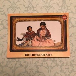 K&ouml;nnte beinhalten: Eine Illustration im Vintage-Stil mit zwei jungen schwarzen M&auml;dchen, eines sitzt, das andere steht, in einem gerahmten Bild. Das sitzende M&auml;dchen tr&auml;gt ein rosa Kleid und h&auml;lt eine Stricknadel. Das stehende M&auml;dchen tr&auml;gt ein rotes Kleid und h&auml;lt einen kleinen Gegenstand. Der Text "High Hopes for Addy" ist unter dem Bild gedruckt.
