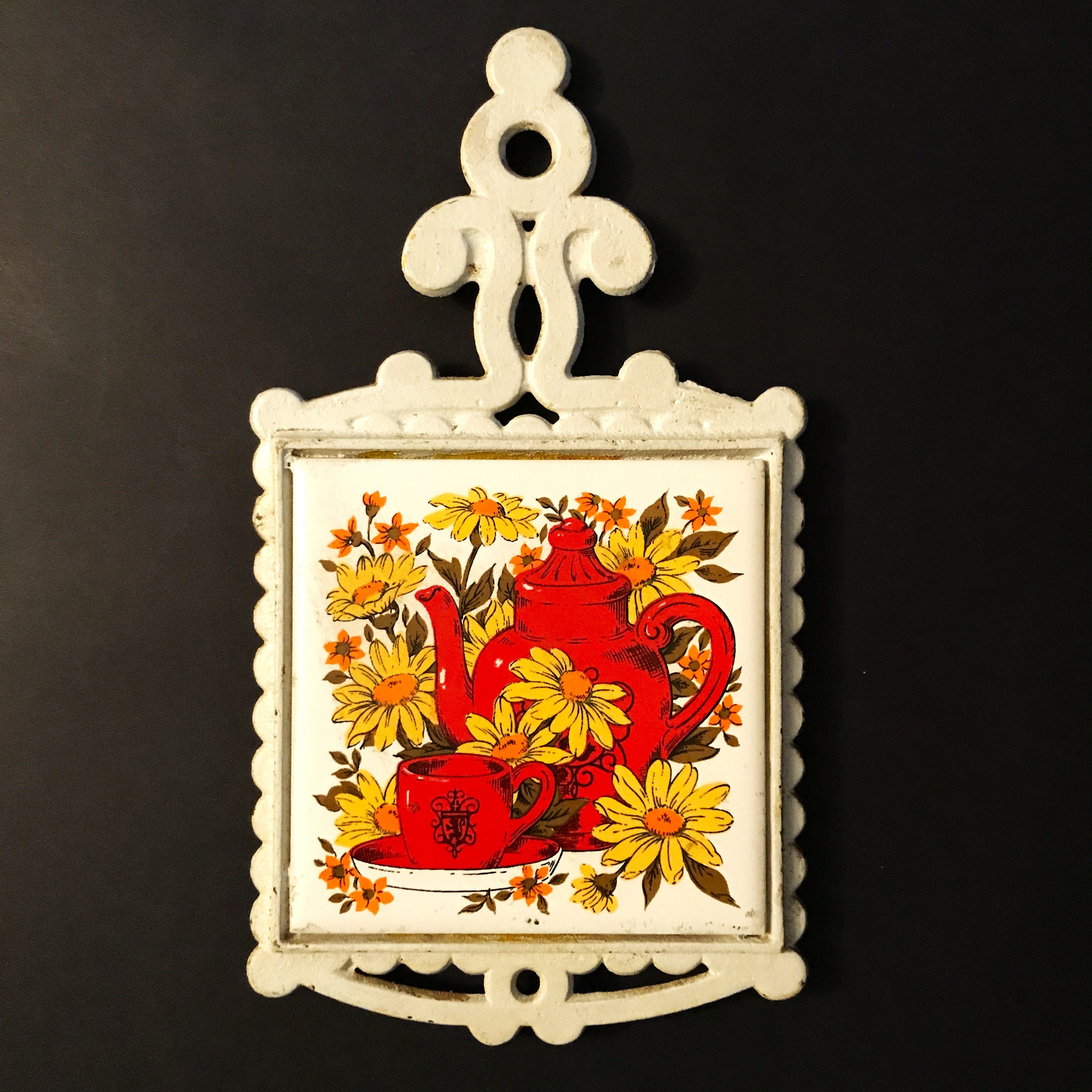 1970s Retro Cast Iron and Ceramic Wall Hanging, Teapot with Daisies, Cherry Brand, Metal Trivet, White Yellow and Red, Cute Kitchen Kitsch