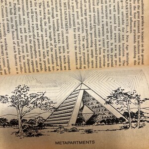Op de afbeelding: Een zwart-witte lijntekening op papier met een groot piramidevormig gebouw met het label METAPARTMENTS. De illustratie toont een structuur met meerdere niveaus en geometrische patronen, omringd door bomen en begeleidende tekst.