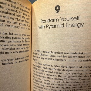 Op de afbeelding: Een opengegeslagen boekpagina met de hoofdstuktitel 9 Transform Yourself with Pyramid Energy in vetgedrukte zwarte letters. De pagina bevat gedrukte alinea's over een onderzoeksproject uit 1968, Dr. Luis Alvarez en kosmische straling.