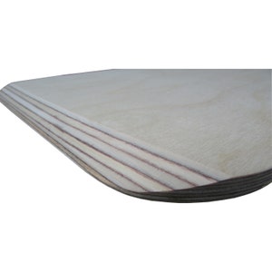 K&ouml;nnte beinhalten: Nahaufnahme der Kante einer hellen Holzplatte mit abgerundeten Ecken. Die Platte besteht aus mehreren Schichten Holzfurnier, wodurch ein geschichteter Effekt entsteht.