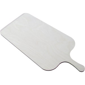 K&ouml;nnte beinhalten: Ein Holzpizza-Schaufel mit einem langen Griff. Die Schaufel ist hellbraun und hat eine glatte Oberfl&auml;che.