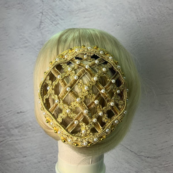 A Renaissance-style women’s headpiece