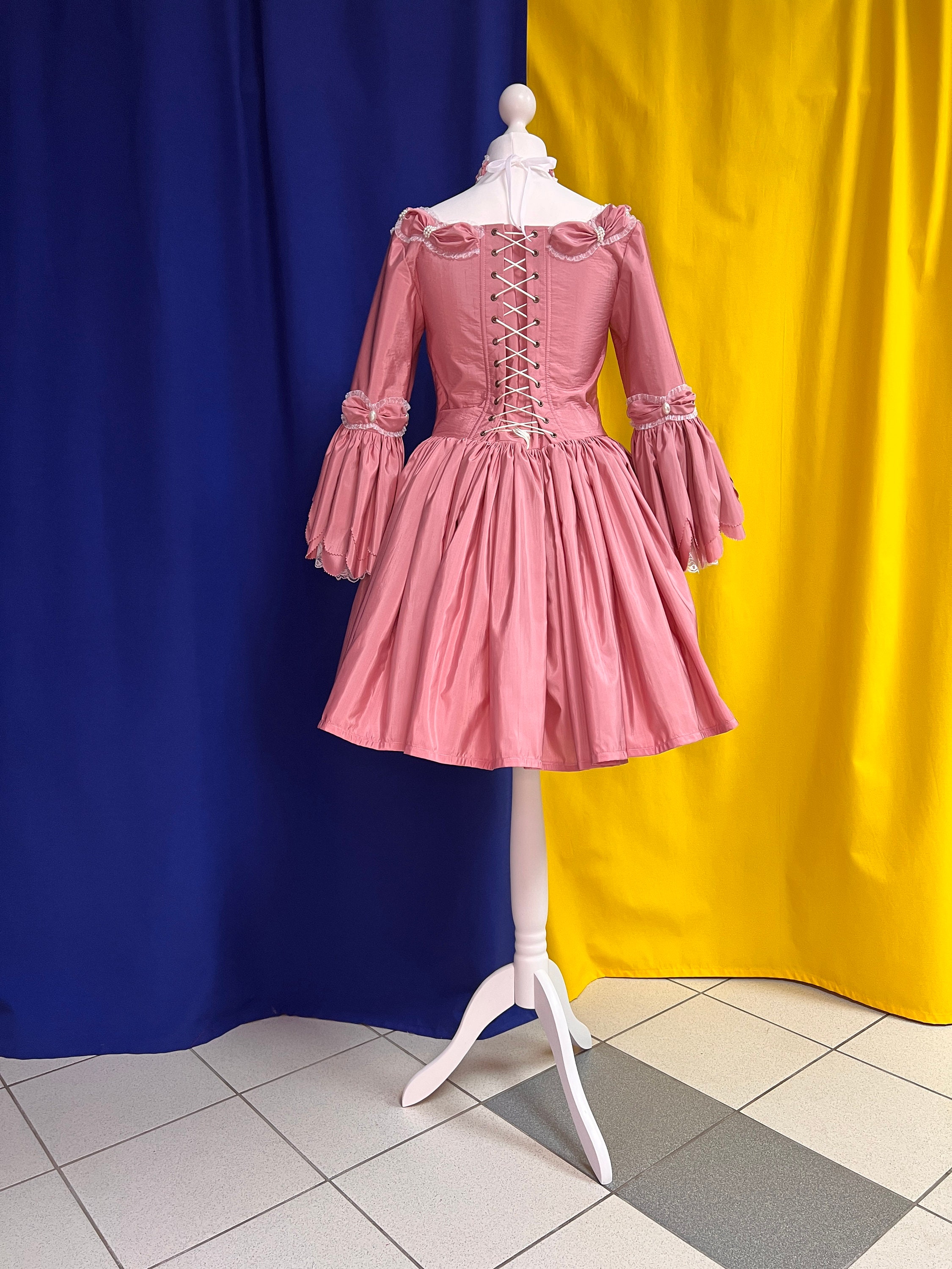 Anne Marie (Pink Dress) Silhouette En Carton