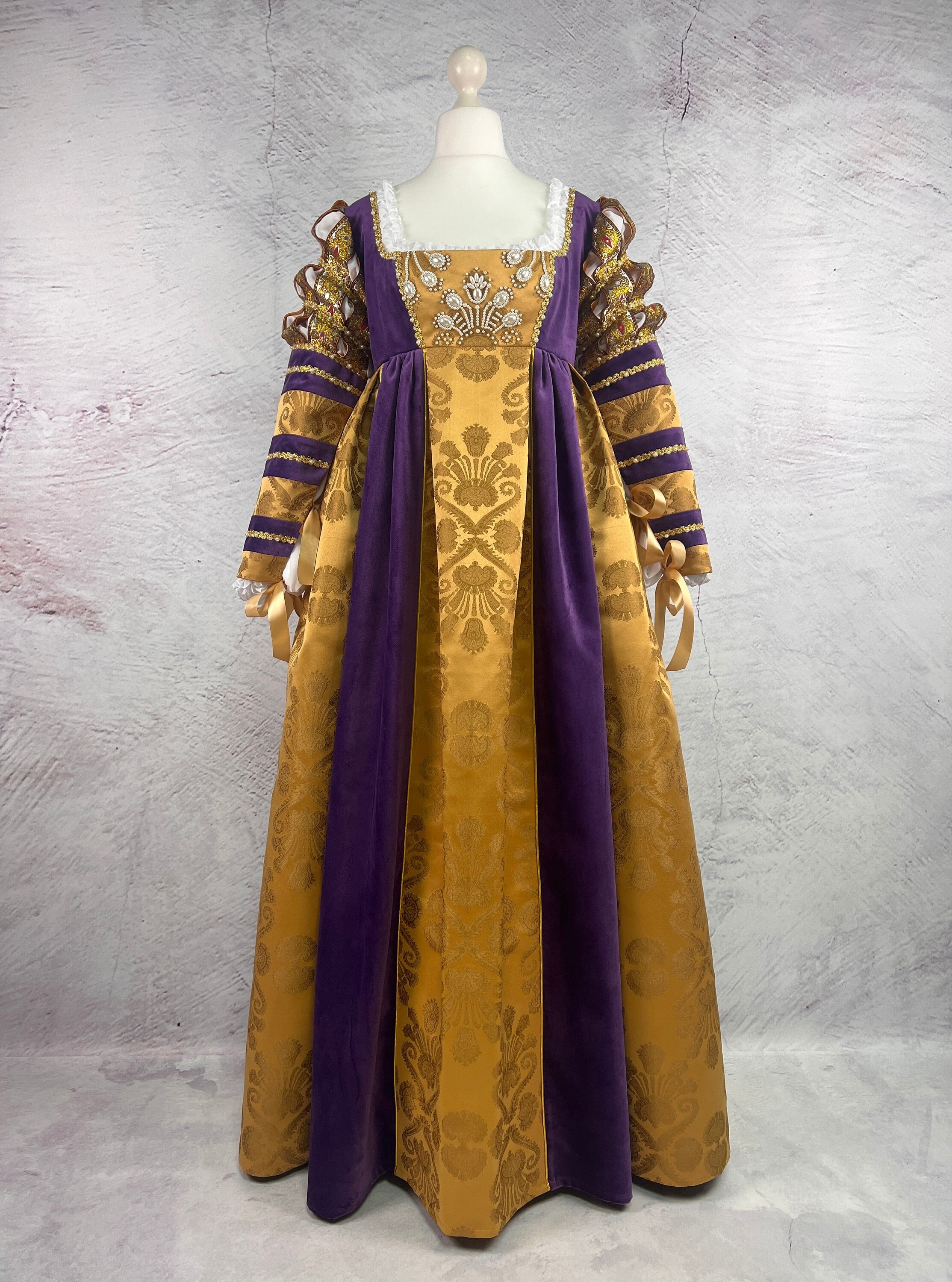 Violet Borgia dress - Renaissance dress - 16th century Italian fashion Violet Borgia dress - Renaissance dress - 16th century Italian fashion