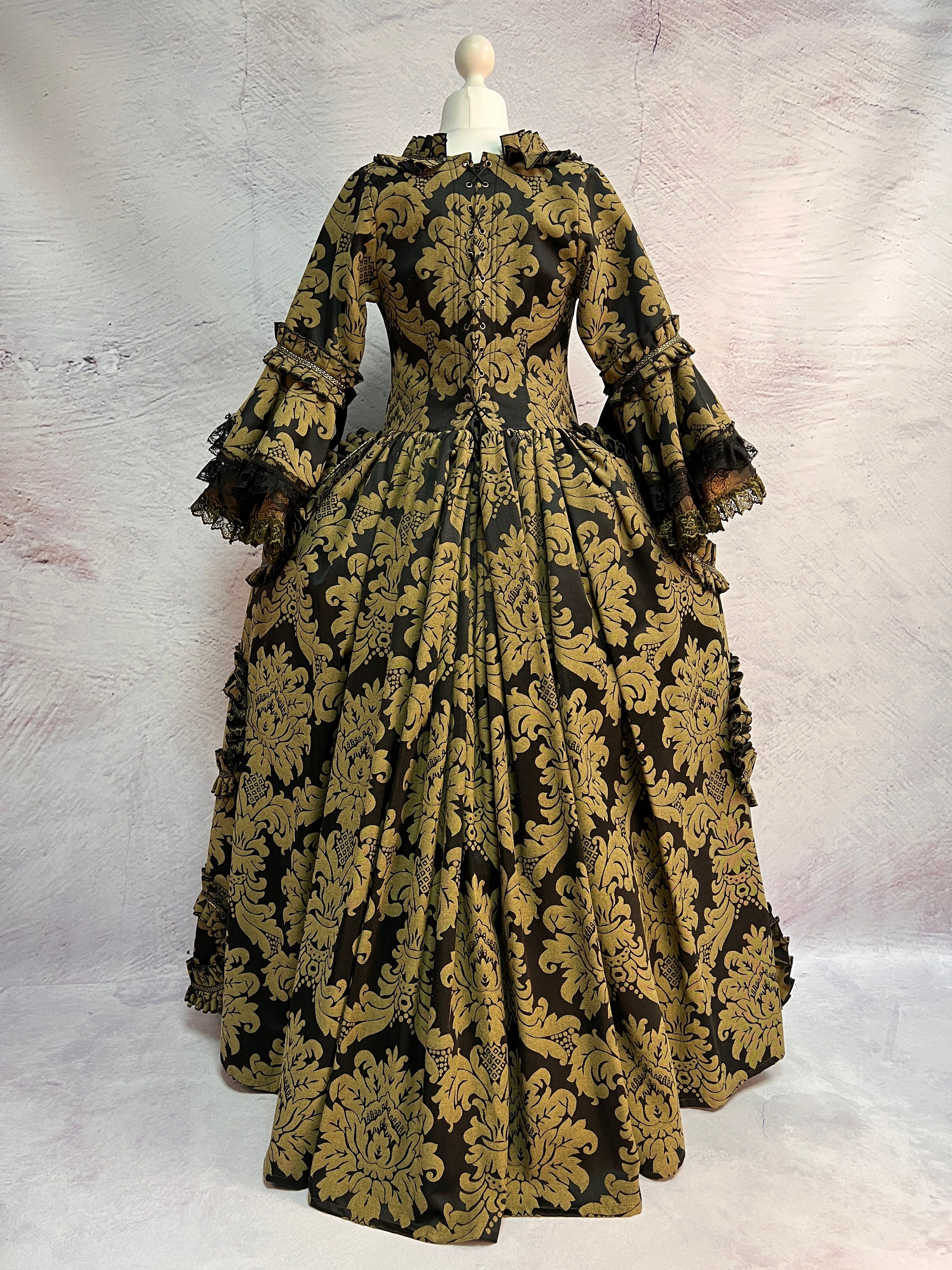 Queen Marie Antoinette Rococo Ball Gown Gothic Victorian Dress Costume 18th  Century Colonial Dress Women (XS, Black and gold) : : Clothing,  Shoes & Accessories