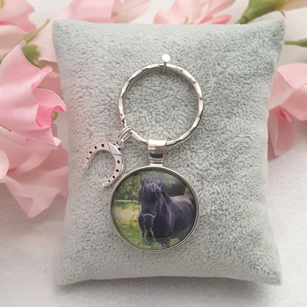 Personalisierter Schlüsselanhänger mit eigenem Foto Pferd Hufeisen Bild Handmade Cabochonschmuck Geschenkidee fotogeschenk Haustier