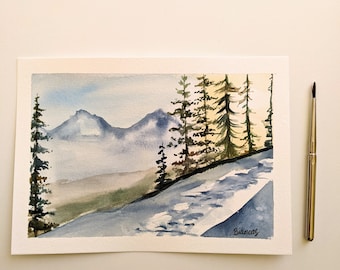 Pode incluir: Pintura em aquarela de uma paisagem montanhosa nevada com uma linha de árvores de folha perene em primeiro plano. O céu é azul claro com um toque de cinza, e as montanhas são de um azul e cinza suaves. A neve é de um azul claro e branco, e as árvores são de um verde escuro. A pintura é assinada "Biancas" no canto inferior direito.