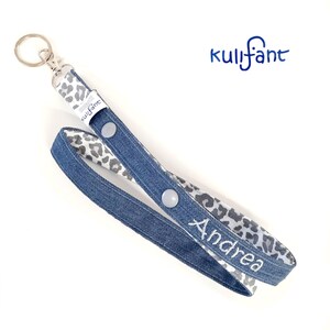 Lanyard in denim con nome, LEO / stampa animalier, personalizzato / varie opzioni di chiusura / grigio e bianco, LEOLOOK