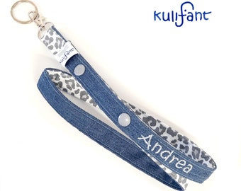 Denim Schlüsselband Chipband mit Name Namen LEO / animal print personalisiert / unterschiedliche Verschlußmöglichkeiten/ grauweiß LEOLOOK