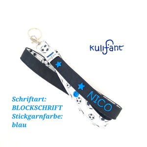 Denim Schlüsselband Name schwarz lanyard mit Namen Fußballfan personalisiert Geschenk Geburtstag Jungen Fußball praktisch für die Schule Bild 2