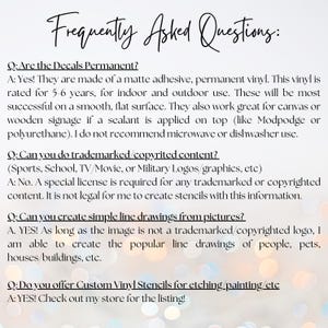 Puede incluir: Un fondo blanco con el texto "Frequently Asked Questions" en escritura elegante. La imagen enumera preguntas frecuentes sobre calcoman&iacute;as, incluida la permanencia, el contenido con derechos de autor y las opciones de plantillas personalizadas. El texto es negro.
