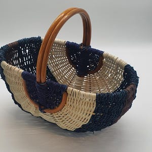 Halbrunder Einkaufskorb mit Rattanbügel