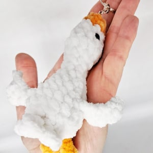 Crochet white goose keychain pattern, goose crochet pattern, tutorial for beginners, amigurumi crochet pattern, amigurumi keychain pattern