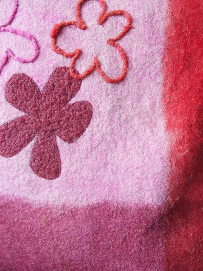 Kissenbezug aus Wollfilz mit Blumen 60 x 60 cm groß Cushion cover made of wool felt with flowers 60 x 60 cm Bild 2