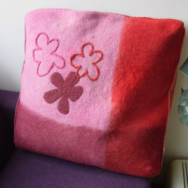 Kissenbezug aus Wollfilz mit Blumen 60 x 60 cm groß - Cushion cover made of wool felt with flowers 60 x 60 cm