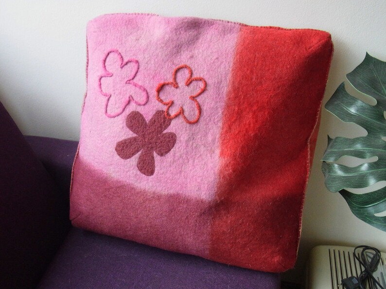 Kissenbezug aus Wollfilz mit Blumen 60 x 60 cm groß Cushion cover made of wool felt with flowers 60 x 60 cm Bild 1