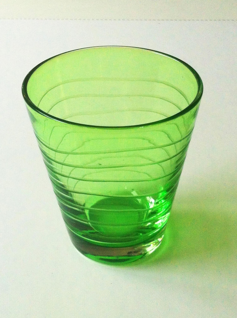 Wasserglas, Teelichthalter grün, fein geschliffen Water glass, tealight holder green, finely ground Bild 1