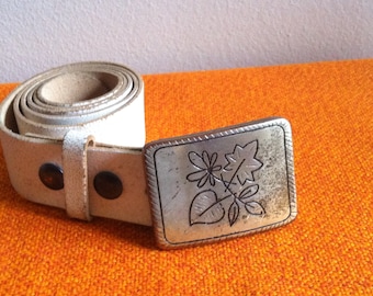 Belt with an engraved flower buckle