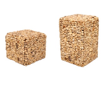 Könnte beinhalten: Zwei quadratische Holzhocker aus kleinen Holzstücken. Der größere Hocker ist etwa 30 cm hoch und der kleinere etwa 15 cm hoch.