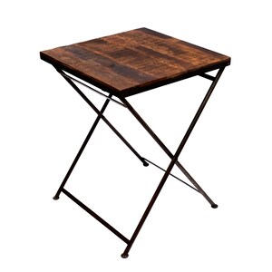 Peut inclure: Une table d'appoint carr&eacute;e et pliante avec un plateau en bois brun fonc&eacute; et une structure en m&eacute;tal fonc&eacute;. Le plateau est fait de planches de bois. La table mesure environ 61 cm de haut.