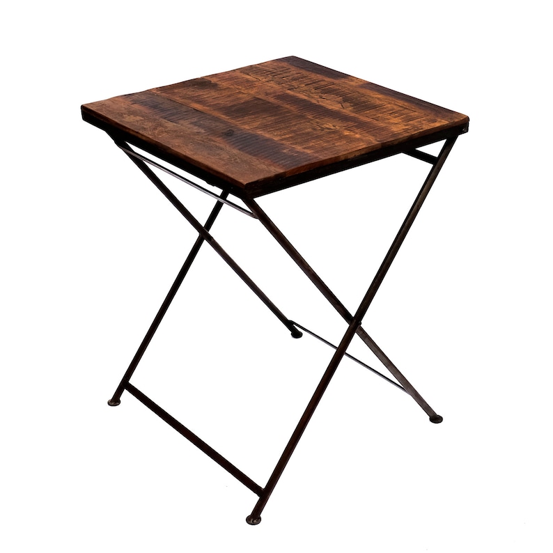 Peut inclure: Une table d'appoint carr&eacute;e et pliante avec un plateau en bois brun fonc&eacute; et une structure en m&eacute;tal fonc&eacute;. Le plateau est fait de planches de bois. La table mesure environ 61 cm de haut.