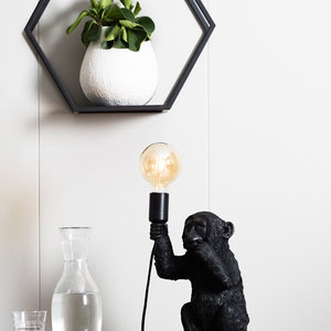 Design Tischlampe Äffchen für Glühbirne E14 E27 Tischleuchte Monkey Lampe sitzender Affe Dekofigur Leuchte Gold Schwarz in 3 Größen Bild 2
