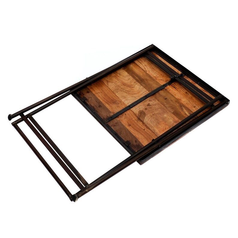 Peut inclure: Une table pliante avec un plateau rectangulaire en bois et un cadre en m&eacute;tal fonc&eacute;. Le plateau est compos&eacute; de planches de bois dans des tons bruns et beiges. Le cadre m&eacute;tallique a une finition fonc&eacute;e, presque noire. La table est partiellement pli&eacute;e.