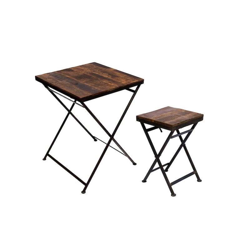 Peut inclure: Une petite table carr&eacute;e en bois et un tabouret assorti. Le plateau est en bois de r&eacute;cup&eacute;ration brun fonc&eacute;. Les pieds sont en m&eacute;tal noir et se replient en forme de X. La table mesure environ 61 cm de haut.