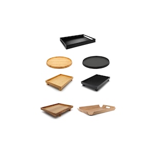 Könnte beinhalten: Sortiment aus Holz- und schwarzen Tabletts. Die Tabletts sind rund, rechteckig und quadratisch. Einige Tabletts haben Griffe.