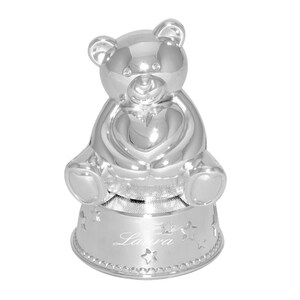 Op de afbeelding: Zilveren muziekdoos in de vorm van een teddybeer met de naam "Laura" gegraveerd op de basis.