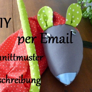 Könnte beinhalten: DIY per Email, ein roter Stoff mit weißen Punkten und grünem Besatz, eine graue Maus mit grünen Ohren und weißen Punkten und dem Text "Schnittmuster Beschreibung"