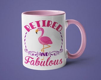 Puede incluir: Taza de cerámica blanca con borde y asa de color rosa. La taza presenta un flamenco rosa con el texto "Retired and Fabulous" en letras rosa y morado.