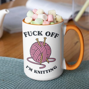 "Lustige Stricktasse: ""Fuck Off I'm Knitting"" - Geschenk für eine Strickerin." 15oz orange handle