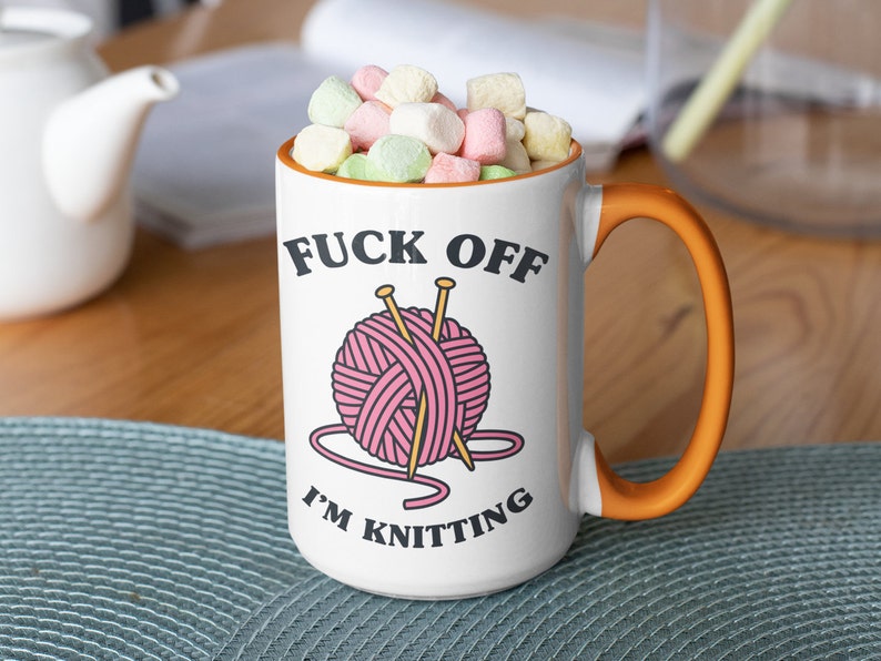 "Lustige Stricktasse: ""Fuck Off I'm Knitting"" - Geschenk für eine Strickerin." 15oz orange handle