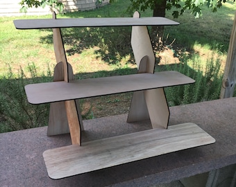 Estanterías de madera de tres niveles con una separación de 7 pulgadas entre sí.